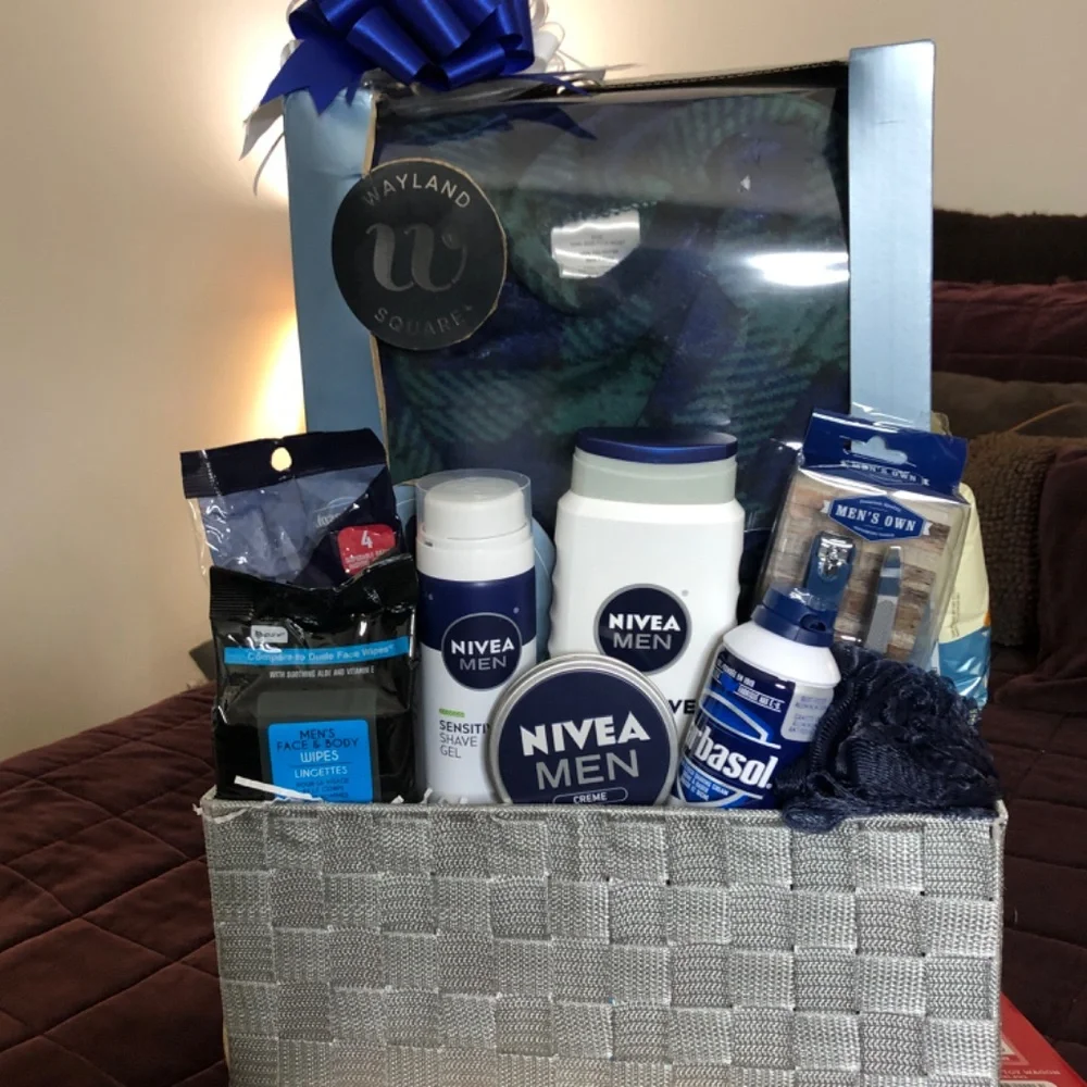 Men’s Ultra Soft Plaid Flannel Bath Robe w/NIVEA Body Wash, Loofah & Shave Gel